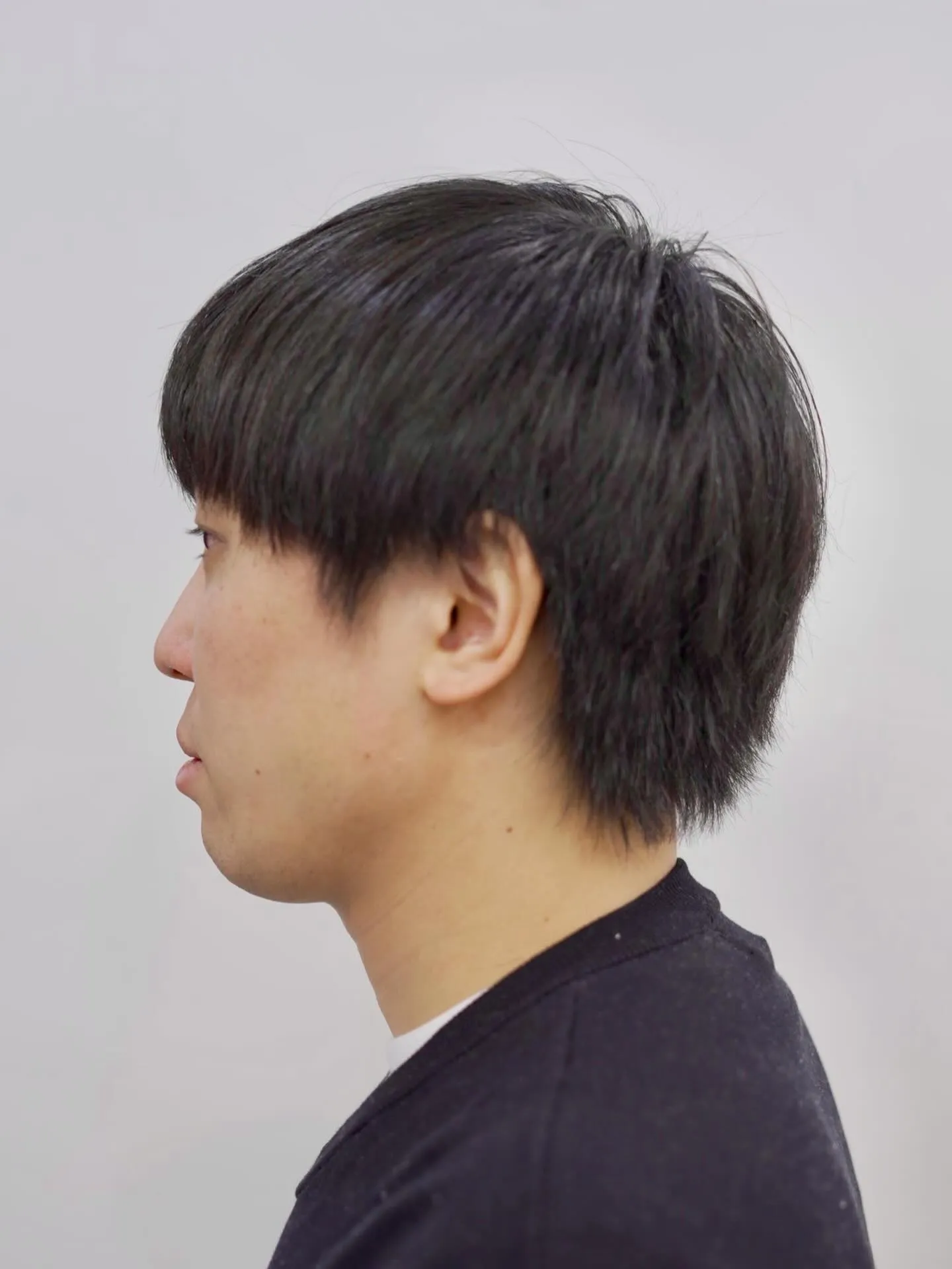 後頭部にボリュームが溜まって重く見えていたシルエットを、首元...